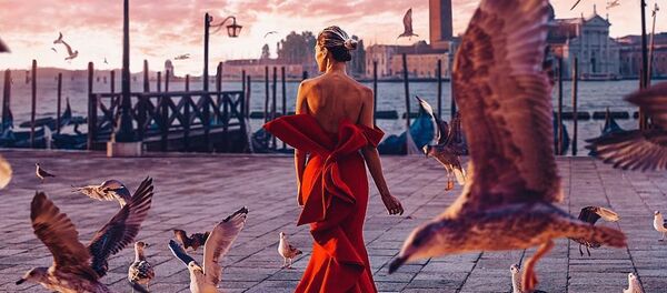 Снимок фотографа Кристины Макеевой из серии Девушка в платье, снятый в Венеции, Италия - Sputnik Таджикистан