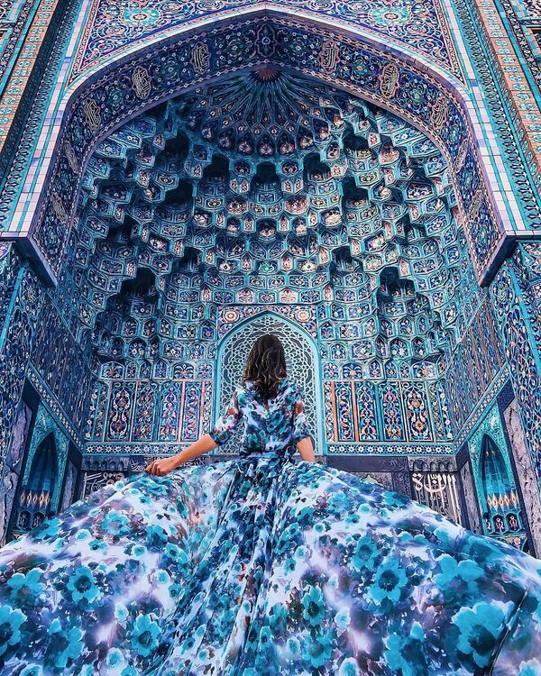 Снимок фотографа Кристины Макеевой из серии Девушка в платье, снятый у Санкт-Петербургской соборной мечети - Sputnik Таджикистан