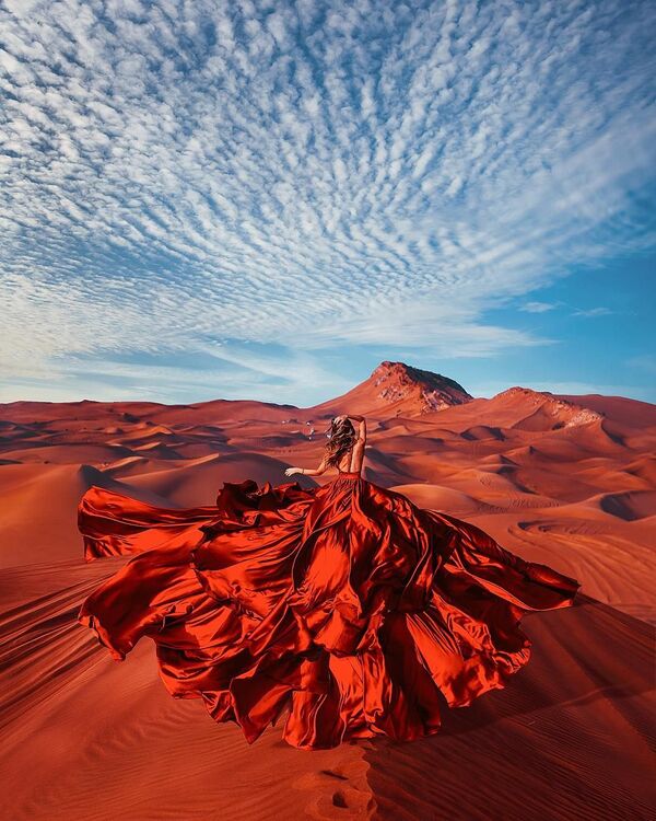 Снимок фотографа Кристины Макеевой из серии Девушка в платье, снятый в пустыне Руб-эль-Хали, ОАЭ - Sputnik Таджикистан