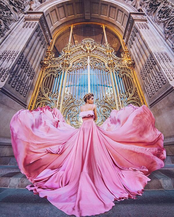 Снимок фотографа Кристины Макеевой из серии Девушка в платье, снятый у Малого дворца в Париже, Франция - Sputnik Таджикистан