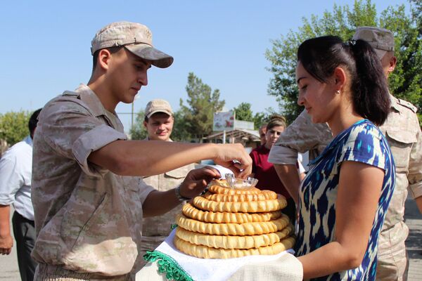 Военнослужащие 201 российской военной базы в Таджикистане подарили подарки детям из детского сада Гулшан - Sputnik Таджикистан