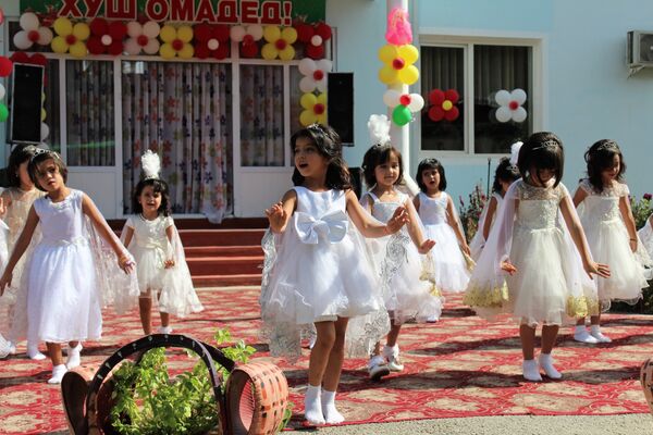 Дети танцуют в детском саду, архивное фото - Sputnik Таджикистан