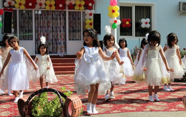 Дети танцуют в детском саду, архивное фото - Sputnik Таджикистан