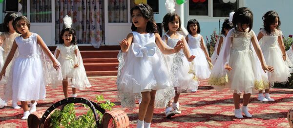 Дети танцуют в детском саду, архивное фото - Sputnik Таджикистан