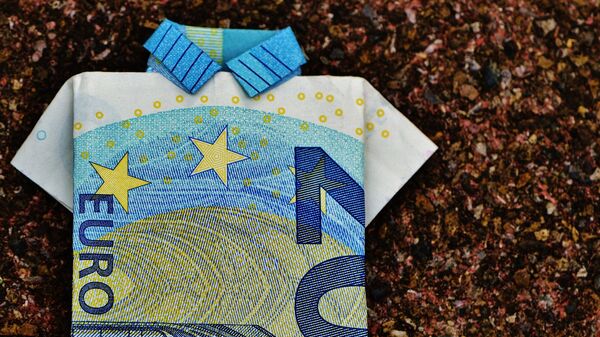 Банкнота Евро сложена в форму рубашки, архивное фото - Sputnik Таджикистан