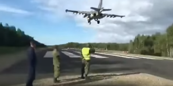 Опубликовано видео посадки боевых самолетов на трассу под Хабаровском Опубликовано видео посадки боевых самолетов на трассу под Хабаровском - Sputnik Таджикистан