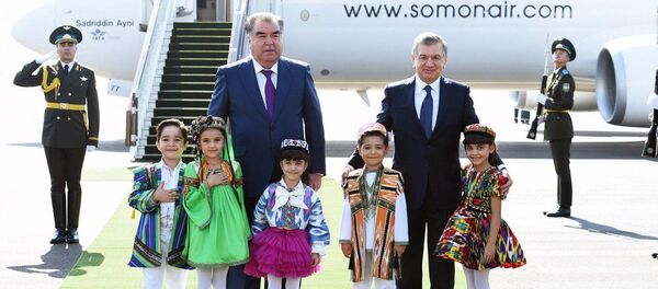 Мирзиёев шахсан ба пешвози Раҳмон баромад Мирзиёев шахсан ба пешвози Раҳмон баромад - Sputnik Тоҷикистон
