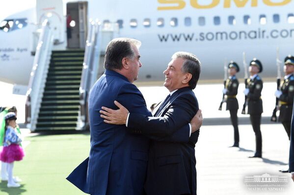 Президент Узбекистана Шавкат Мирзиёев и президент Таджикистана Эмомали Рахмон в аэропорту - Sputnik Таджикистан