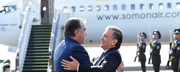 Президент Узбекистана Шавкат Мирзиеев и президент Таджикистана Эмомали Рахмон в аэропорту - Sputnik Тоҷикистон
