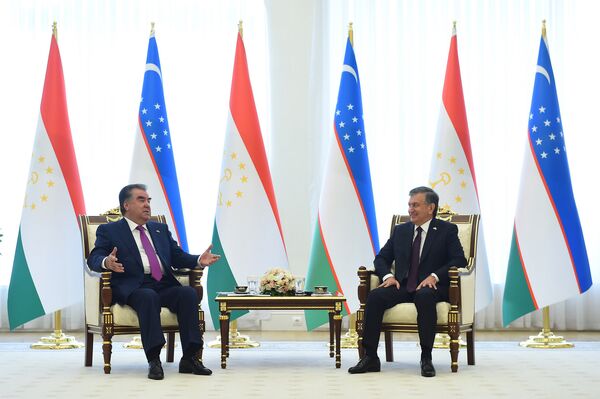 Встреча Эмомали Рахмона с президентом Республики Узбекистан Шавкатом Мирзиёевым - Sputnik Таджикистан