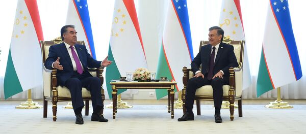 Встреча Эмомали Рахмона с президентом Республики Узбекистан Шавкатом Мирзиёевым Встреча Эмомали Рахмона с президентом Республики Узбекистан Шавкатом Мирзиёевым - Sputnik Таджикистан