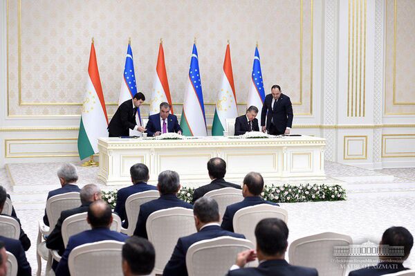 Президент Таджикистана Эмомали Рахмон и президент Узбекистана Шавкат Мирзиёев подписывают документы - Sputnik Таджикистан