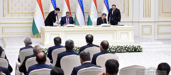 Президент Таджикистана Эмомали Рахмон и Президент Узбекистана Шавкат Мирзиёев подписывают документы - Sputnik Тоҷикистон