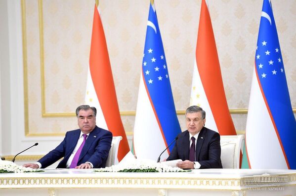 Президент Таджикистана Эмомали Рахмон и президент Узбекистана Шавкат Мирзиёев на переговорах - Sputnik Таджикистан