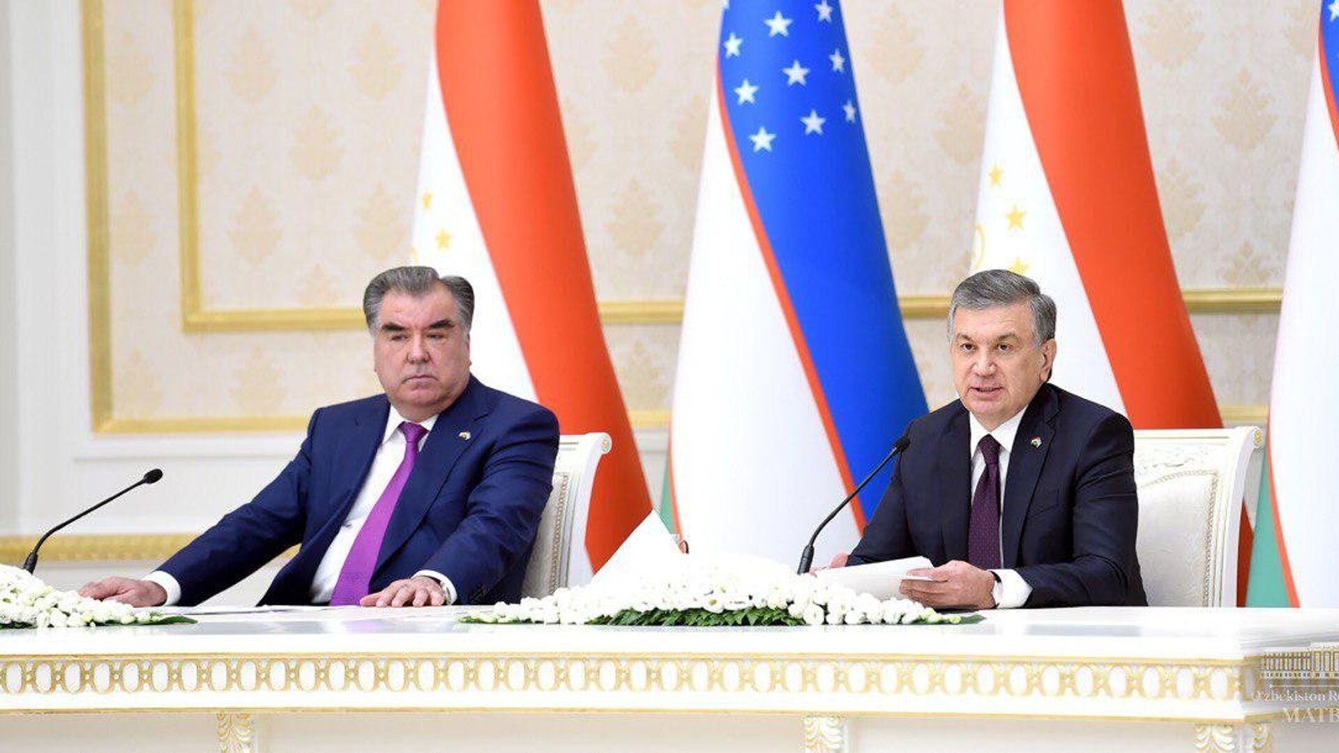 Президент Таджикистана Эмомали Рахмон и Президент Узбекистана Шавкат Мирзиёев на переговорах - Sputnik Таджикистан, 1920, 09.06.2021