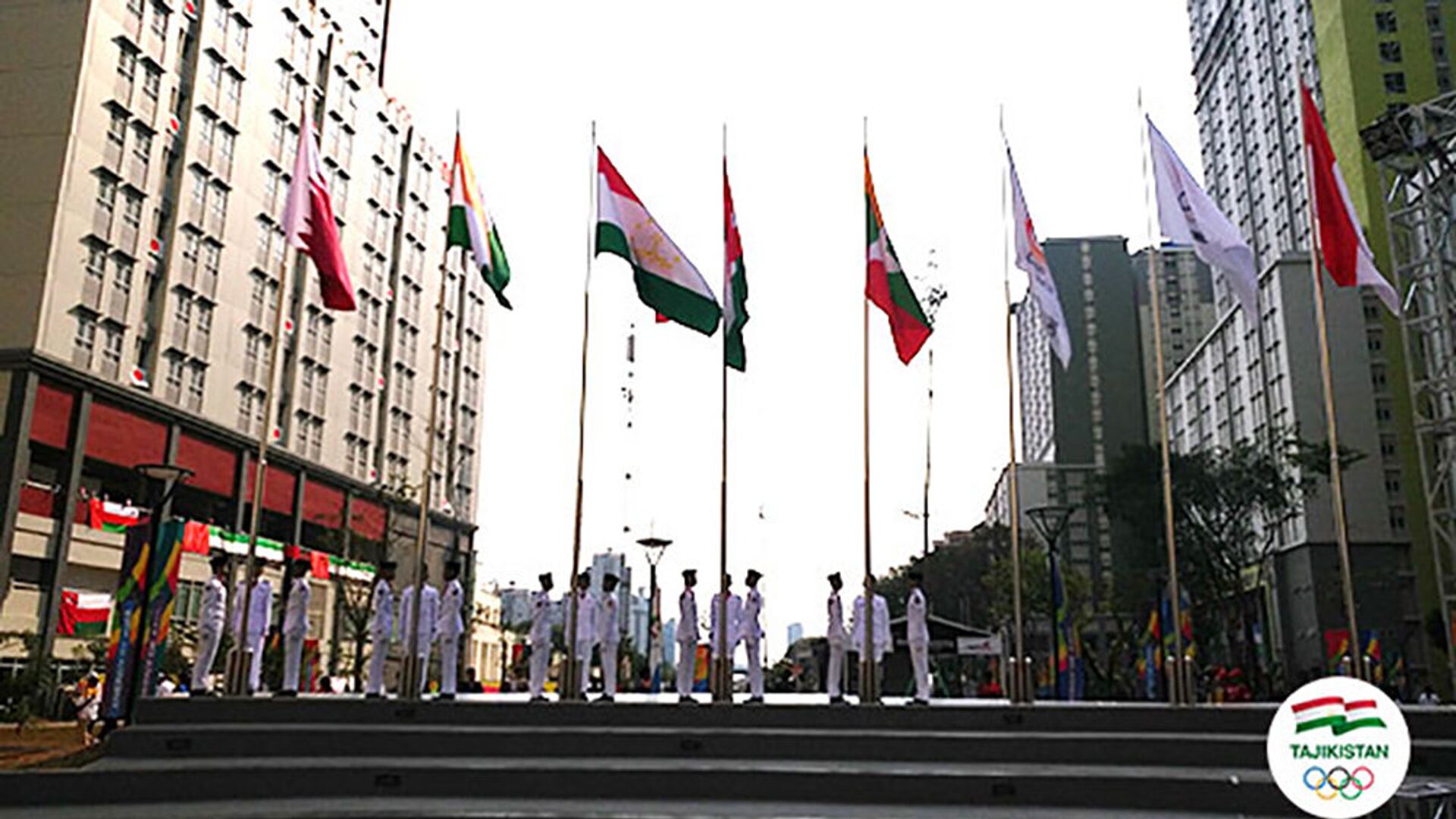 Азиатские игры-2018: в олимпийской деревне подняли флаг Таджикистана - Sputnik Таджикистан, 1920, 17.09.2023