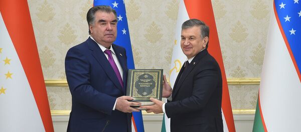 Эмомали Рахмон подарил Шавкату Мирзиёеву книгу Чашмаи хирад - сборник произведений Алишера Навои в переводе - Sputnik Таджикистан