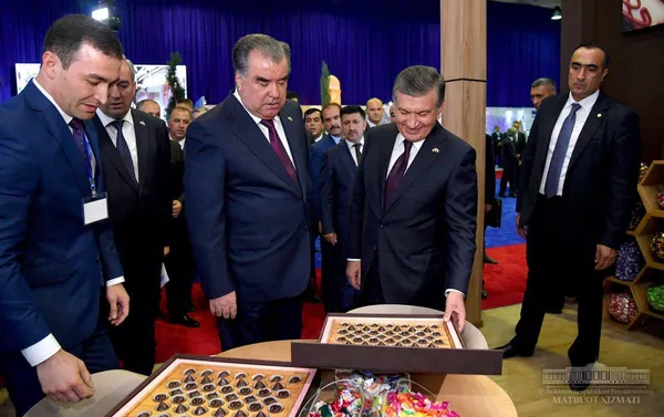Эмомалӣ Раҳмон ва Шавкат Мирзиёев ҳангоми боздид аз намоишгоҳи маҳсулоти Тоҷикистон дар Тошканд Эмомалӣ Раҳмон ва Шавкат Мирзиёев ҳангоми боздид аз намоишгоҳи маҳсулоти Тоҷикистон дар Тошканд - Sputnik Тоҷикистон