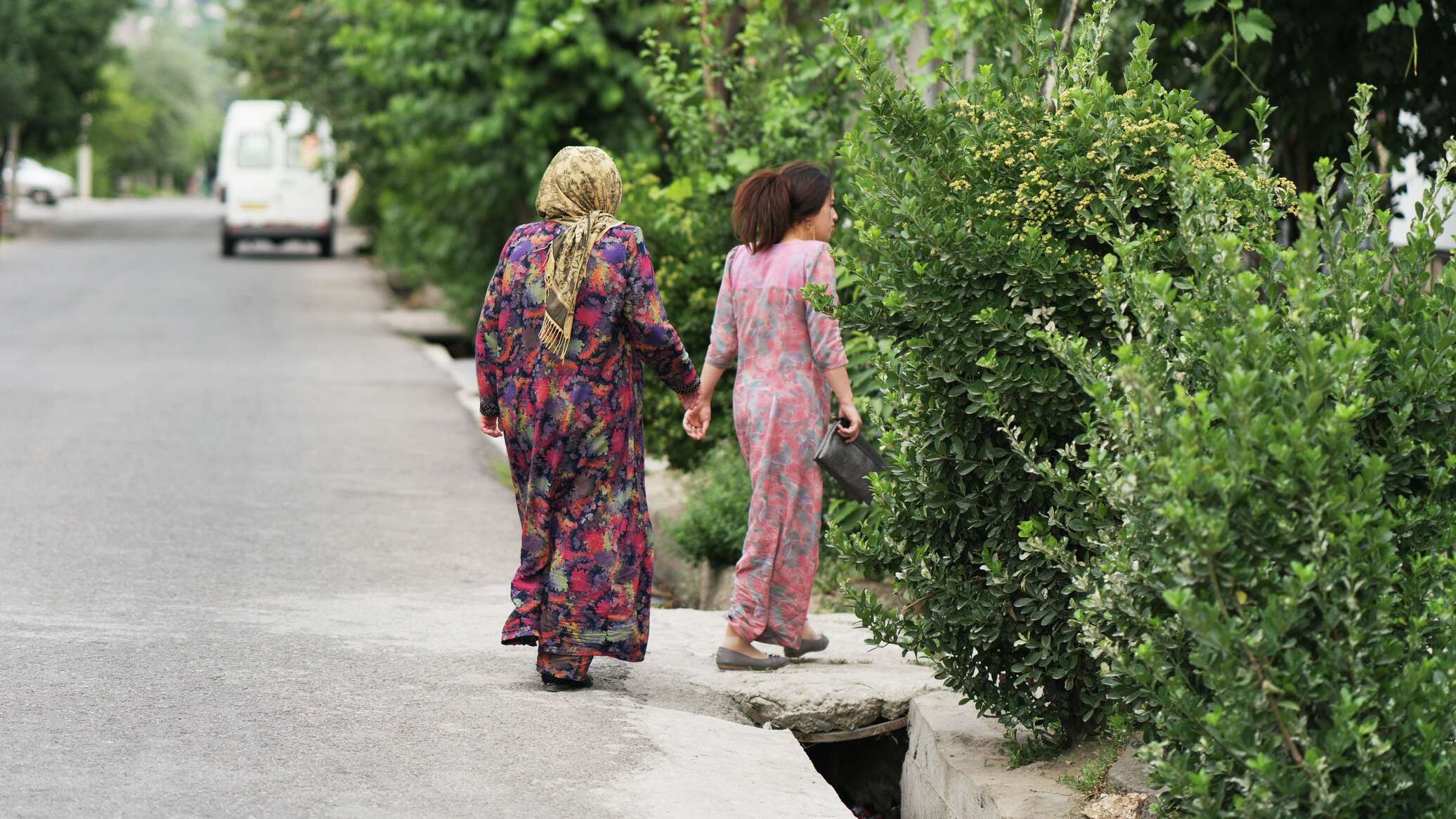 Таджикские девушки на улице Душанбе
