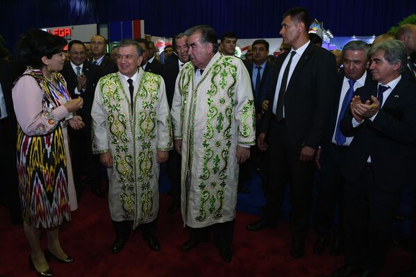 Эмомали Рахмон и Шавкат Мирзиёев на выставке таджикских товаров в Ташкенте - Sputnik Таджикистан