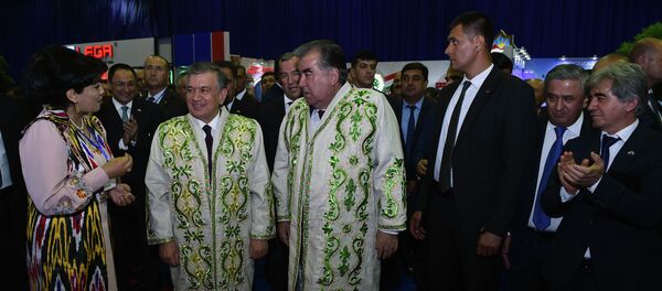 Эмомали Рахмон и Шавкат Мирзиёев на выставке таджикских товаров в Ташкенте - Sputnik Таджикистан