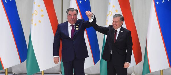 Президент Таджикистана Эмомали Рахмон и глава Узбекистана Шавкат Мирзиёев Президент Таджикистана Эмомали Рахмон и глава Узбекистана Шавкат Мирзиёев - Sputnik Таджикистан