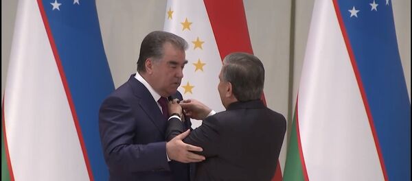 Награждение Эмомали Рахмона орденом Эл-юрт хурмати - Sputnik Таджикистан