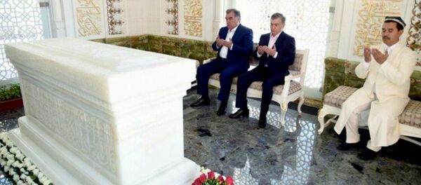 Президент Таджикистана посетил мавзолей Ислама Каримова - Sputnik Тоҷикистон