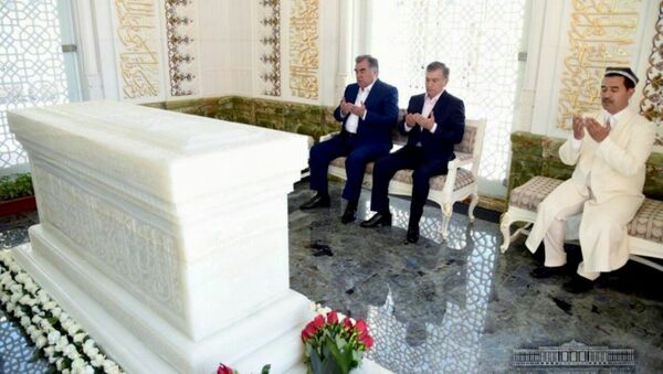 Президент Таджикистана посетил мавзолей Ислама Каримова - Sputnik Тоҷикистон
