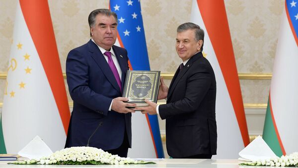 Глава Таджкистана совершает первый за 17 лет официальный визит в Узбекистан - Sputnik Тоҷикистон