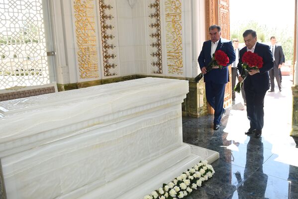 Эмомали Рахмон и Шавкат Мирзиёев в Самарканде посетили мавзолей Ислама Каримова - Sputnik Таджикистан