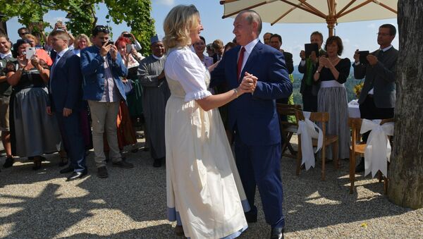 Президент РФ Владимир Путин танцует с министром иностранных дел Австрии Карин Кнайсль - Sputnik Тоҷикистон