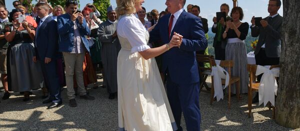 Президент РФ Владимир Путин танцует с министром иностранных дел Австрии Карин Кнайсль - Sputnik Таджикистан