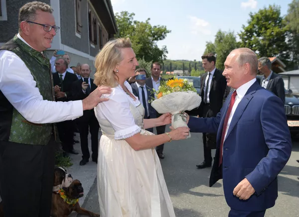 Президент РФ Владимир Путин дарит цветы министру иностранных дел Австрии Карин Кнайсль Президент РФ Владимир Путин дарит цветы министру иностранных дел Австрии Карин Кнайсль - Sputnik Тоҷикистон