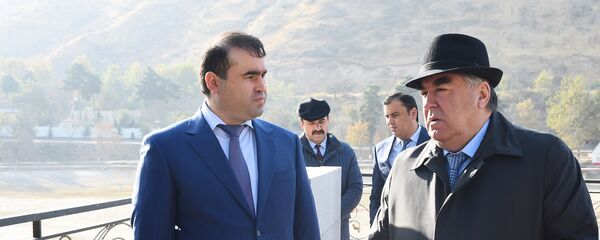 Эмомалӣ Раҳмон, раисиҷумҳури Тоҷикистон ва соҳибкор Шамсулло Соҳибов, ҳангоми боздид аз Сафед-дара, ноябри соли 2017 - Sputnik Тоҷикистон