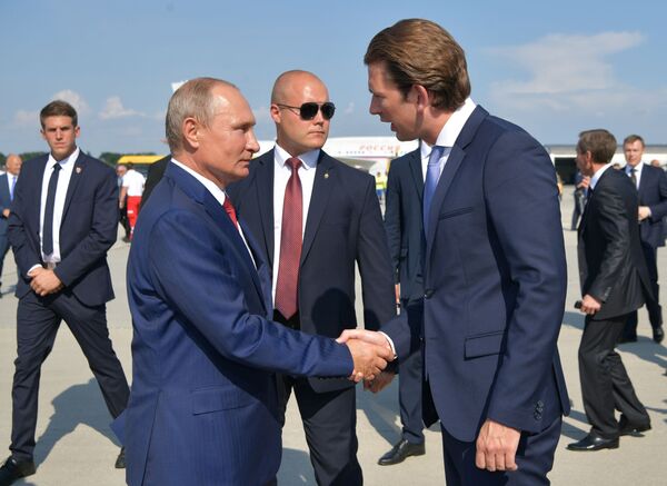 Президент России Владимир Путин и федеральный канцлер Австрии Себастьян Курц в аэропорту Граца - Sputnik Таджикистан