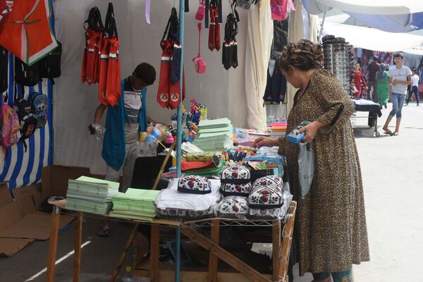 Школьная ярмарка на рынке Мехргон в Душанбе - Sputnik Таджикистан