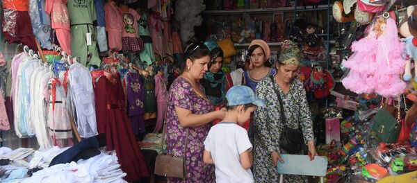 Школьная ярмарка на рынке Мехргон в Душанбе - Sputnik Тоҷикистон