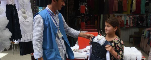 Школьная ярмарка на рынке Мехргон в Душанбе Школьная ярмарка на рынке Мехргон в Душанбе - Sputnik Тоҷикистон