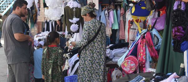 Школьная ярмарка на рынке Мехргон в Душанбе - Sputnik Таджикистан