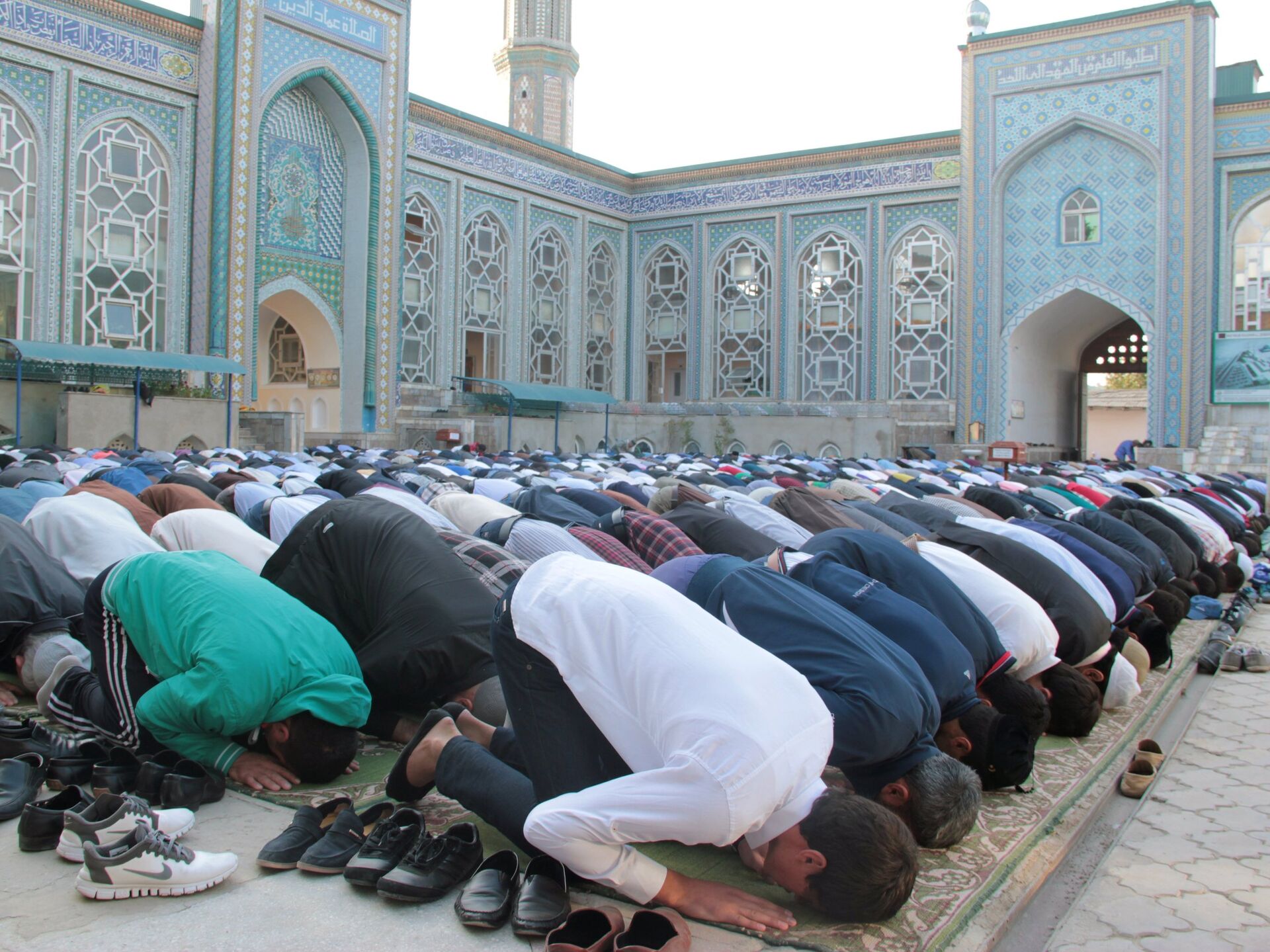 Таджики кто по религии. Мечеть Джума намаз в Таджикистане. Джума намаз в мечети. Курбан байрам в Таджикистане. Мусульмане в мечети.