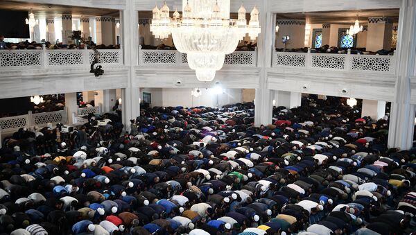 Мусульмане в день праздника жертвоприношения Курбан-байрам в Московской соборной мечети. - Sputnik Таджикистан