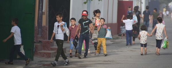 Дети поздравляют жителей c праздником Иди Курбон в Душанбе - Sputnik Тоҷикистон