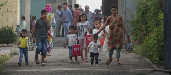 Дети поздравляют жителей c праздником Иди Курбон в Душанбе - Sputnik Таджикистан