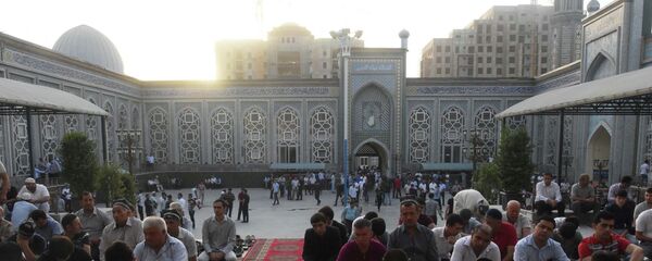 Праздничная молитва в праздник Иди Курбон в Душанбе - Sputnik Тоҷикистон