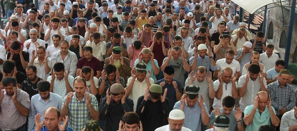 Праздничная молитва в праздник Иди Курбон в Душанбе - Sputnik Тоҷикистон