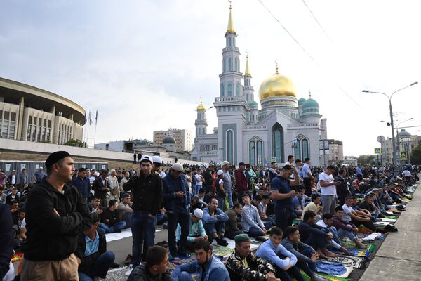 Верующие на богослужении в честь праздника Курбан-Байрам у Московской соборной мечети, архивное фото Верующие на богослужении в честь праздника Курбан-Байрам у Московской соборной мечети, архивное фото - Sputnik Таджикистан