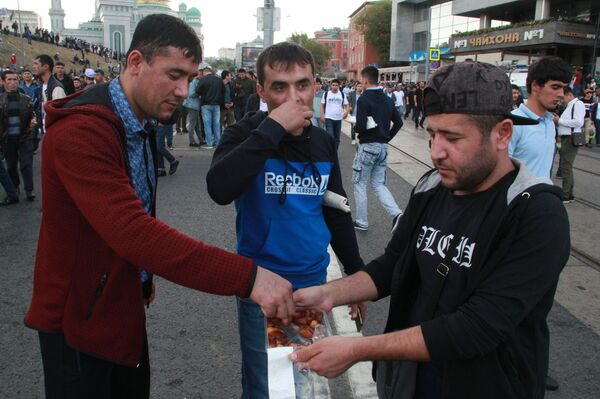 Айрат раздает финики Айрат раздает финики - Sputnik Таджикистан