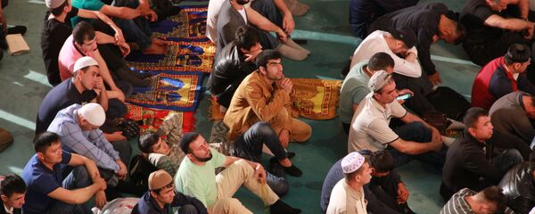 Верующие ждут начала праздничной молитвы по случаю Курбан-байрама в Московской соборной мечети. 21 августа 2018  - Sputnik Таджикистан