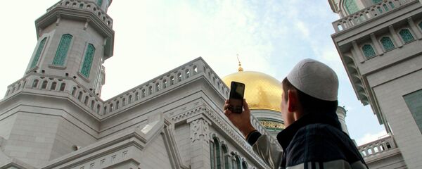 Мусульманин фотографирует Московскую соборную мечеть в день Курбан-байрама - Sputnik Таджикистан